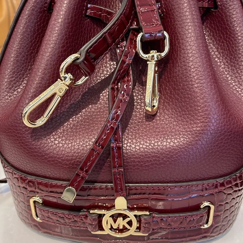 MICHAEL KORS  Reed Medium Pebbled Leather Belted Bucket Messenger Satchel Crossb